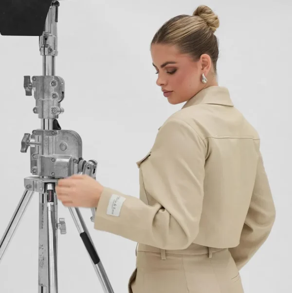 Beige Studio Cropped-Jacket<Olivia & Kate Hot